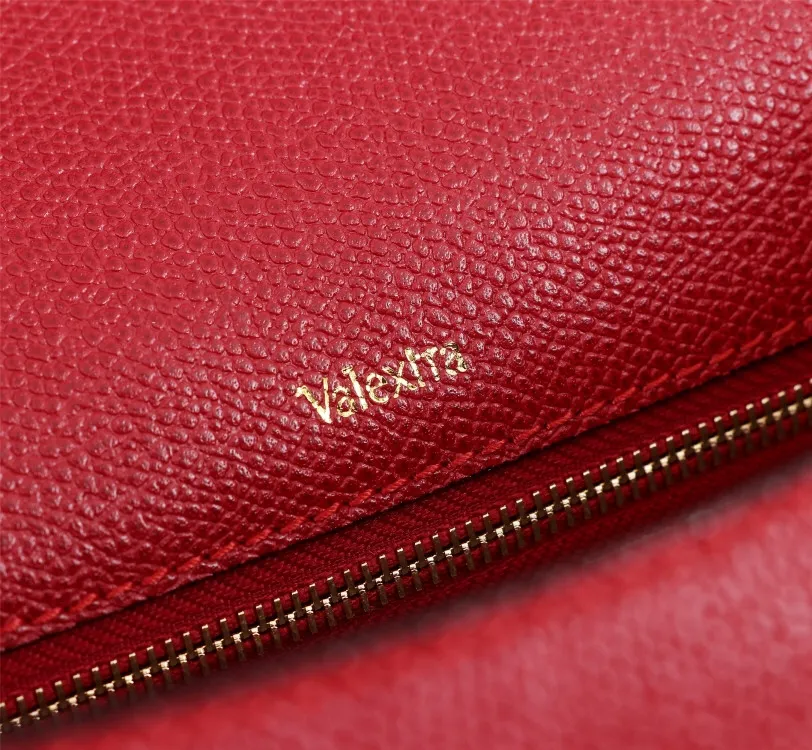 In stock 👉Original medium size in bright red, 👉Valextra Valextra Iside, known as Italian Hermès, is one of the most representative designs of Valextra. There is no obvious logo, but the simple collective line design is very recognizable, full of architectural art, and shows a capable and intellectual style. It is made of imported palm-print lining cowhide, with up to five stitches of handwork, and the shiny oil edges test the skill of the craftsman. Medium size: 26cm【6627#】